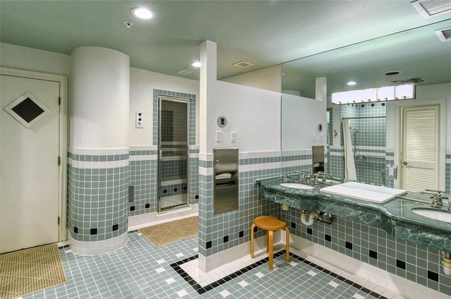 435 L AMBIANCE DRIVE J704, Longboat Key, FL 34228