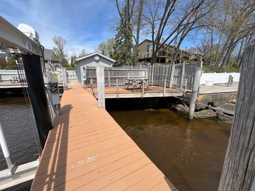 36 N Shore Drive 18, South Haven, MI 49090