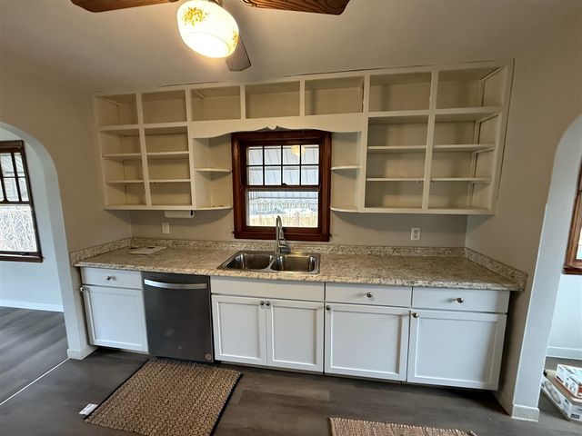 99 Vanderveen Avenue, Holland, MI 49424