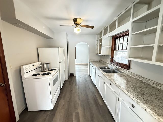 99 Vanderveen Avenue, Holland, MI 49424