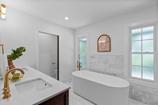 9 Sumac Lane, St Louis, MO 63124