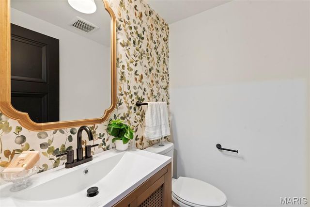 9 Sumac Lane, St Louis, MO 63124