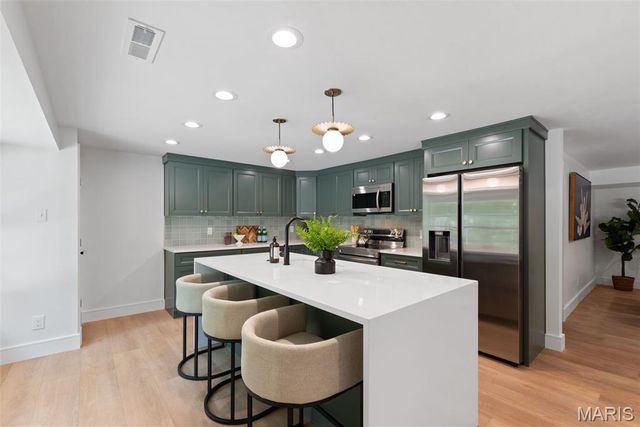 9 Sumac Lane, St Louis, MO 63124