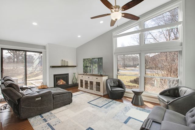 706 Waukegan Road 4, Glenview, IL 60025