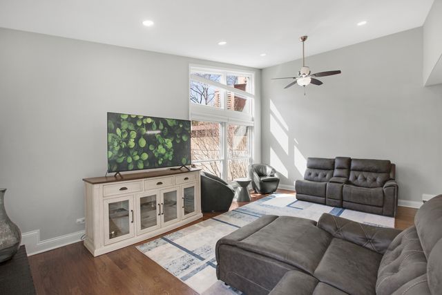 706 Waukegan Road 4, Glenview, IL 60025