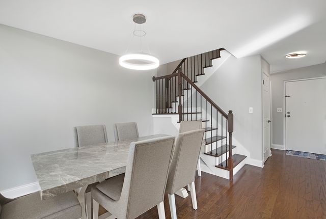 706 Waukegan Road 4, Glenview, IL 60025