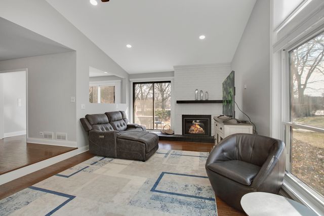 706 Waukegan Road 4, Glenview, IL 60025