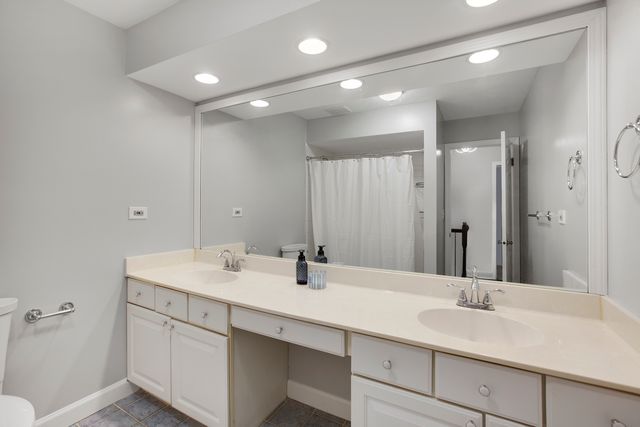 706 Waukegan Road 4, Glenview, IL 60025