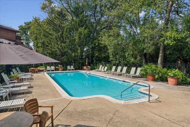 706 Waukegan Road 4, Glenview, IL 60025