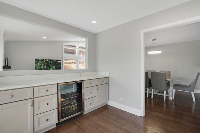 706 Waukegan Road 4, Glenview, IL 60025