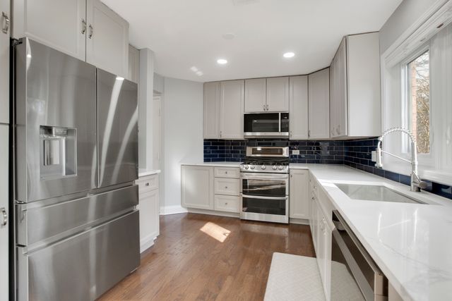 706 Waukegan Road 4, Glenview, IL 60025