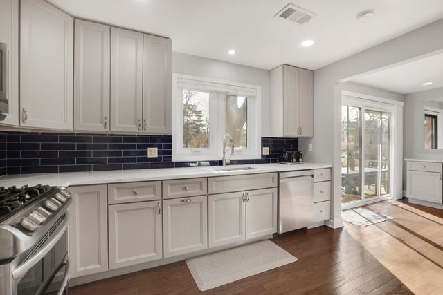 706 Waukegan Road 4, Glenview, IL 60025