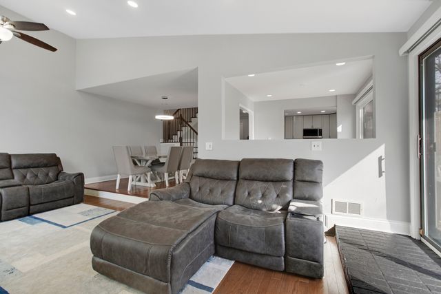 706 Waukegan Road 4, Glenview, IL 60025