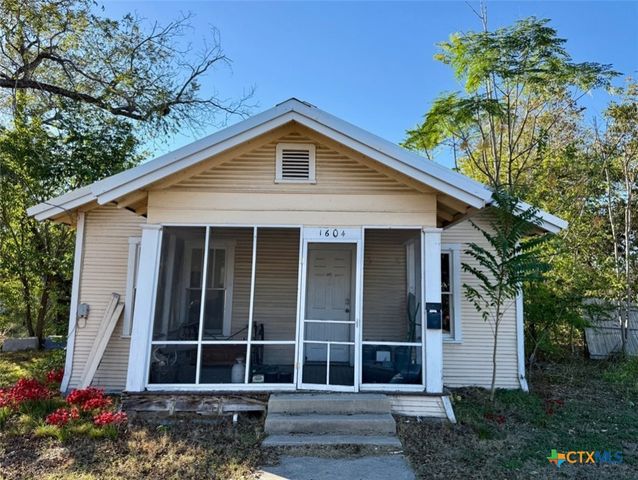 1604 N Travis Avenue, Cameron, TX 76520