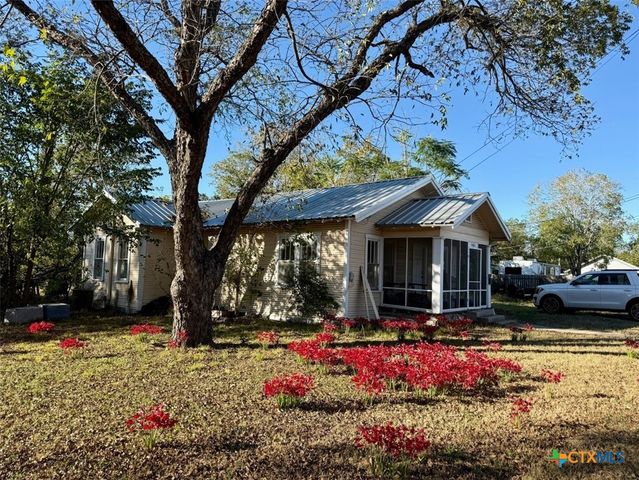 1604 N Travis Avenue, Cameron, TX 76520