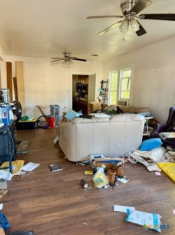 1604 N Travis Avenue, Cameron, TX 76520