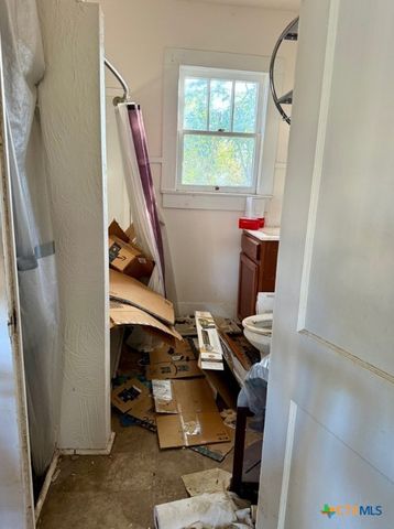 1604 N Travis Avenue, Cameron, TX 76520