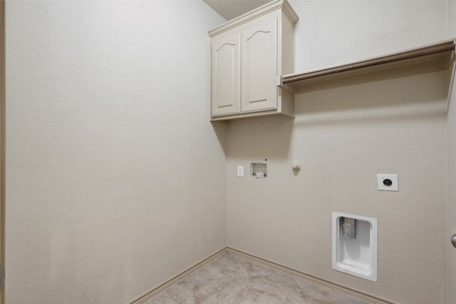 8 Mapleridge Drive, Edgecliff Village, TX 76134