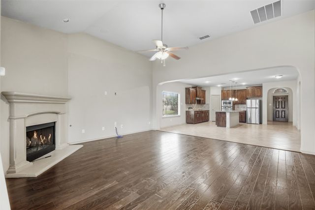 8 Mapleridge Drive, Edgecliff Village, TX 76134