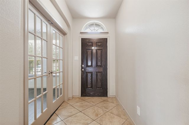 8 Mapleridge Drive, Edgecliff Village, TX 76134