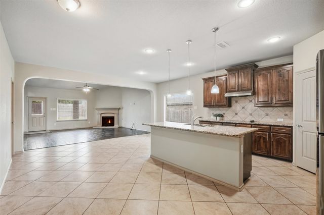 8 Mapleridge Drive, Edgecliff Village, TX 76134
