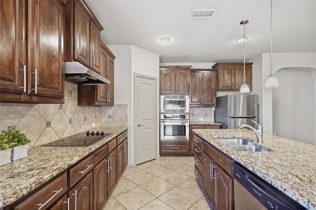 8 Mapleridge Drive, Edgecliff Village, TX 76134