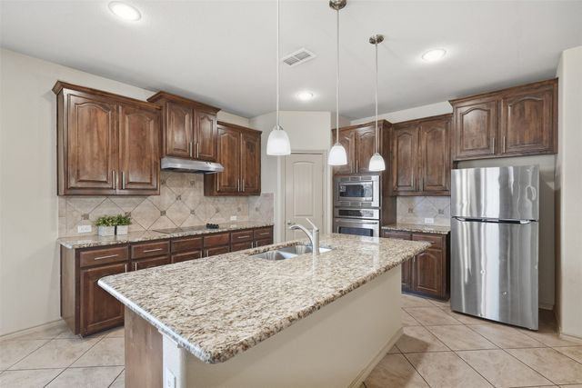8 Mapleridge Drive, Edgecliff Village, TX 76134