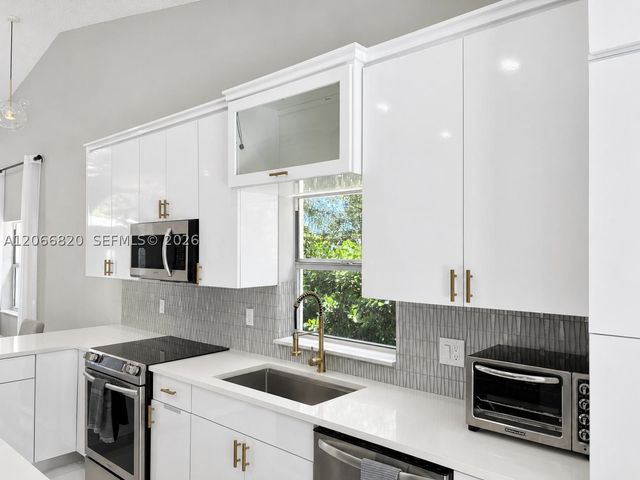 12484 SW 1st St, Coral Springs, FL 33071