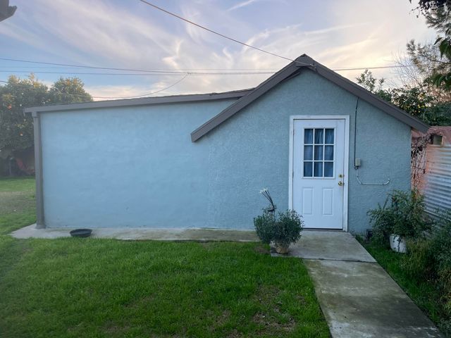 565 E Joanne Avenue E, Pixley, CA 93256