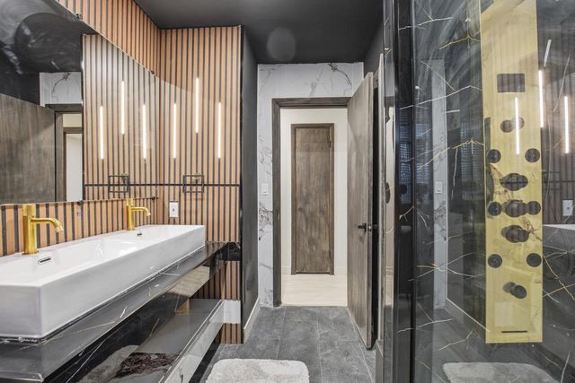 5440 N Navajo AVENUE, Milwaukee, WI 53217