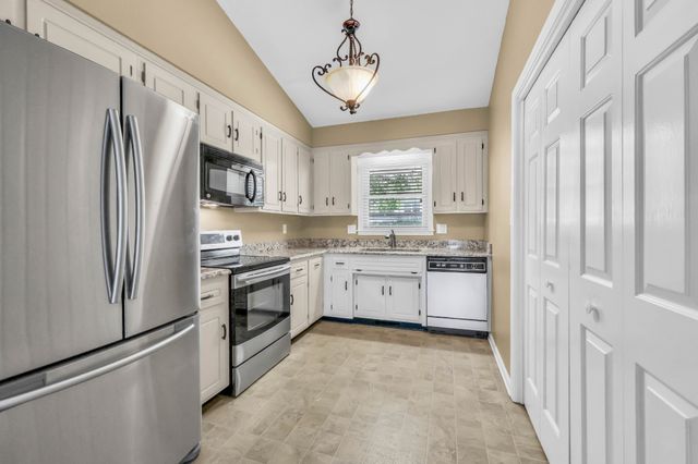 318 Kingswood Ct, Clarksville, TN 37043
