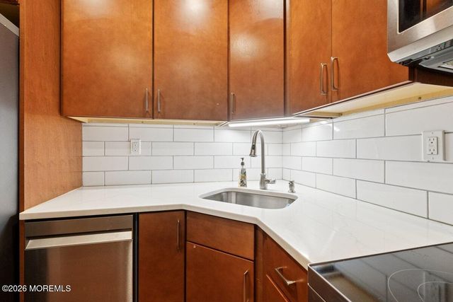 92 Arrowood Road E, Manalapan, NJ 07726