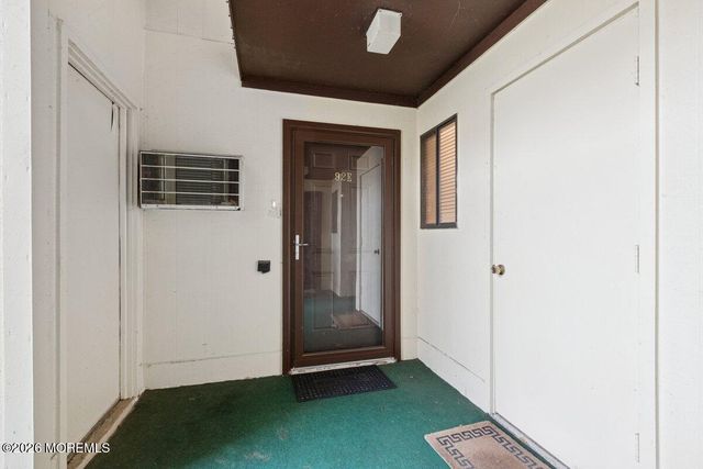 92 Arrowood Road E, Manalapan, NJ 07726