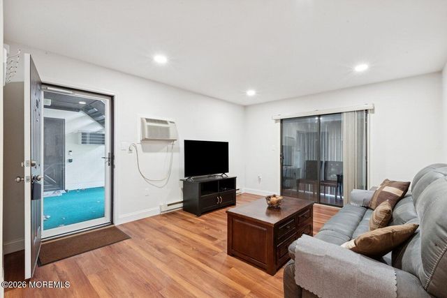 92 Arrowood Road E, Manalapan, NJ 07726