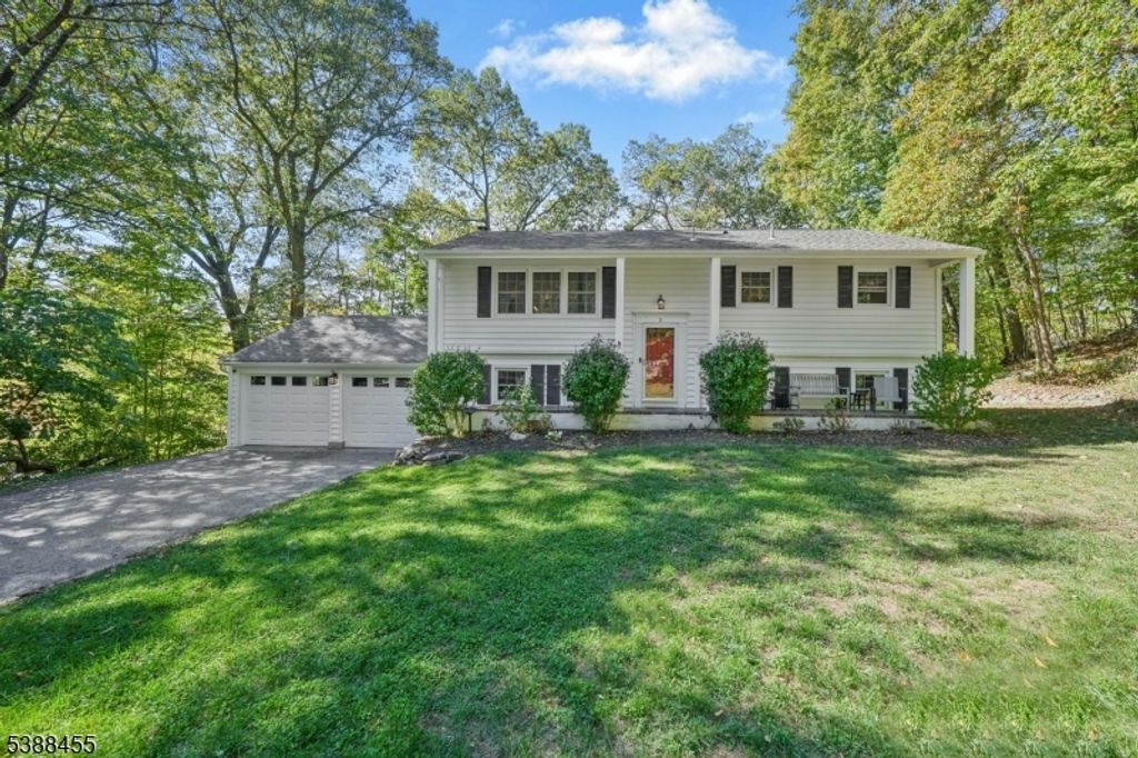 2 Sheeprock Rd, Kinnelon Boro, NJ 07405