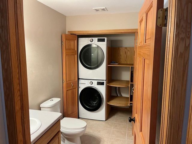 241 Quail CIRCLE, West Bend, WI 53095