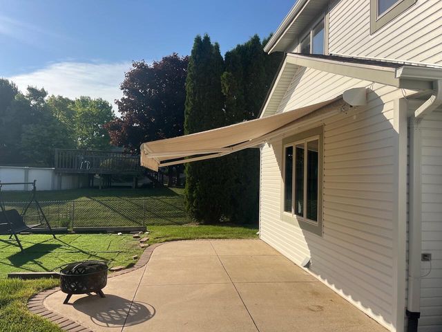 241 Quail CIRCLE, West Bend, WI 53095