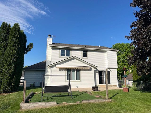 241 Quail CIRCLE, West Bend, WI 53095