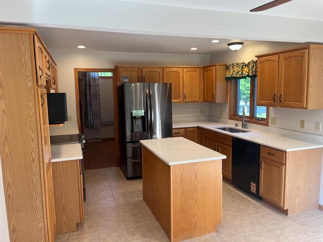 241 Quail CIRCLE, West Bend, WI 53095