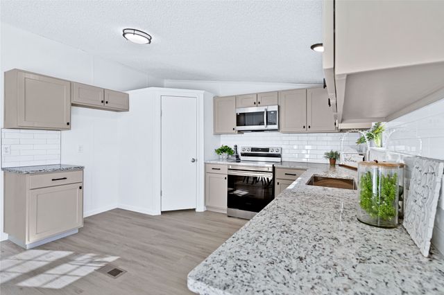 8124 Country Manor Lane, Alvarado, TX 76009