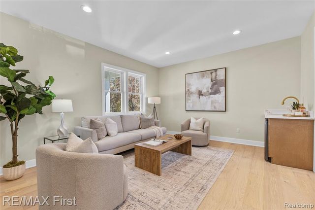 700 Devillen Avenue, Royal Oak, MI 48073