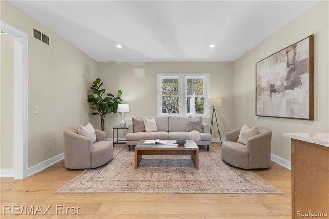 700 Devillen Avenue, Royal Oak, MI 48073