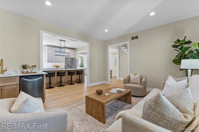 700 Devillen Avenue, Royal Oak, MI 48073