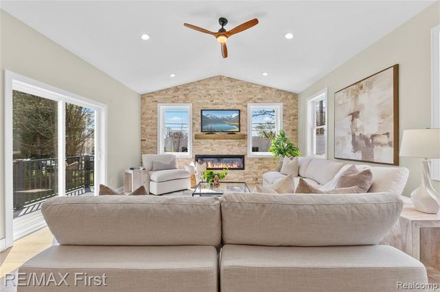 700 Devillen Avenue, Royal Oak, MI 48073