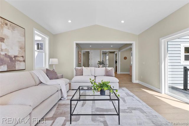 700 Devillen Avenue, Royal Oak, MI 48073