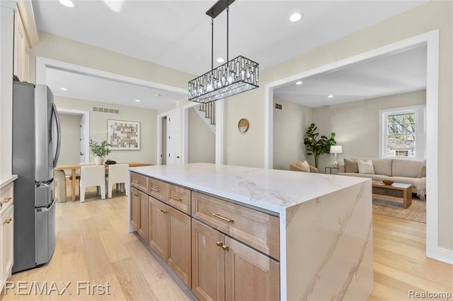 700 Devillen Avenue, Royal Oak, MI 48073