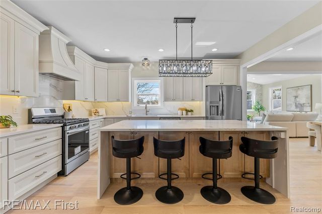 700 Devillen Avenue, Royal Oak, MI 48073