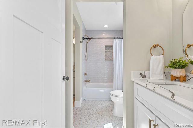 700 Devillen Avenue, Royal Oak, MI 48073