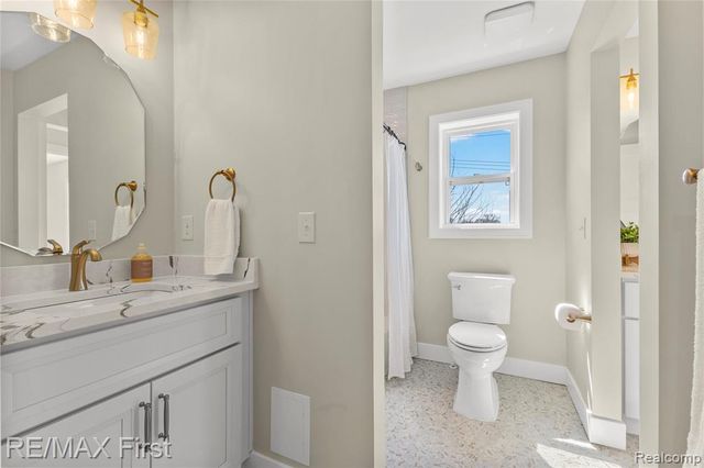 700 Devillen Avenue, Royal Oak, MI 48073