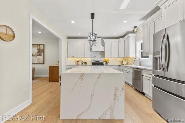 700 Devillen Avenue, Royal Oak, MI 48073